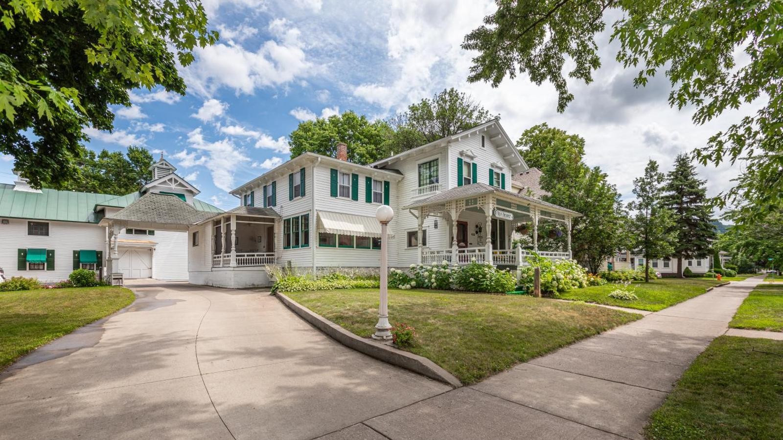 Carriage House Bed & Breakfast Winona